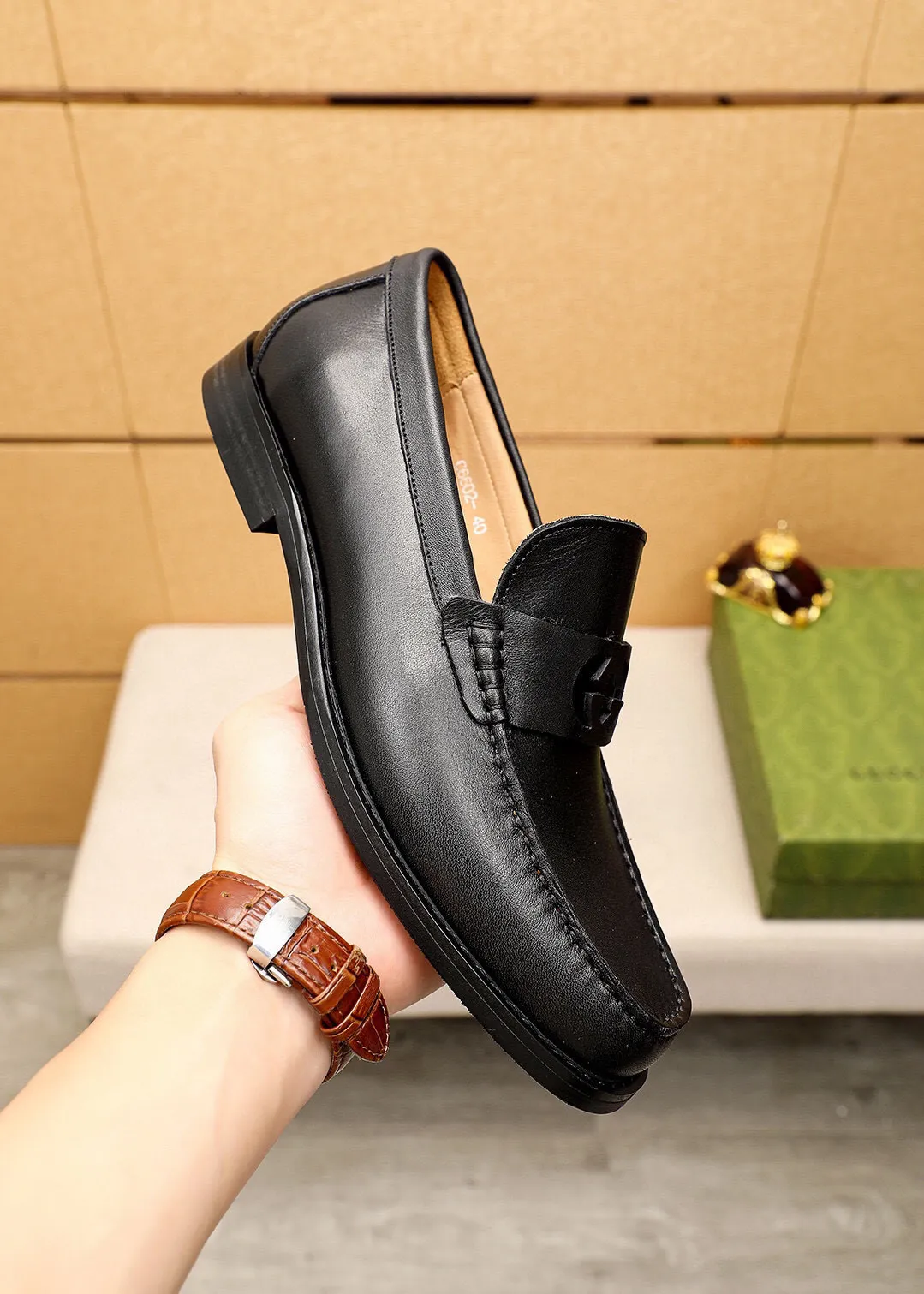 Men's shoes 💰480 💐 Product trademark: GUCCI "Gucci" casual leather shoes Regular size: 38-44 (45🉑️customized) Product materials: Selected imported first-layer calfskin upper + luxury hardware buckle, imported water-dyed cowhide leather lining. Strong three-dimensional visual effect, combined outsole Color: 4⃣️colors available